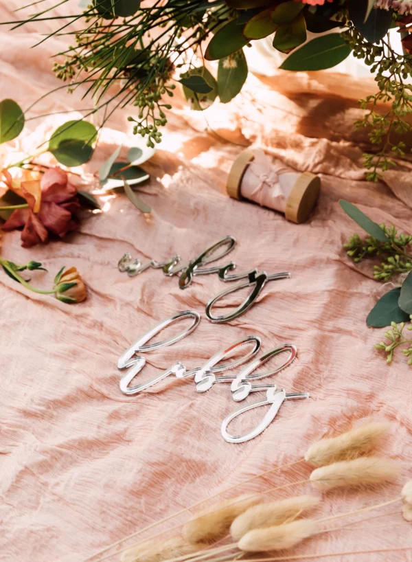 Elegant Wifey & Hubby Place Cards - Acrylic - Image 2
